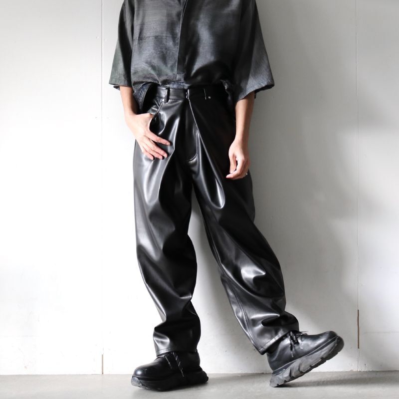 Licht Bestreben / フェイクレザーフロントタックパンツ